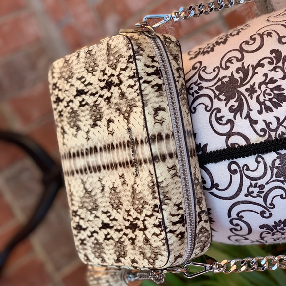 Michael Kors MD camera bag embossed leather - Picture 4 of 8